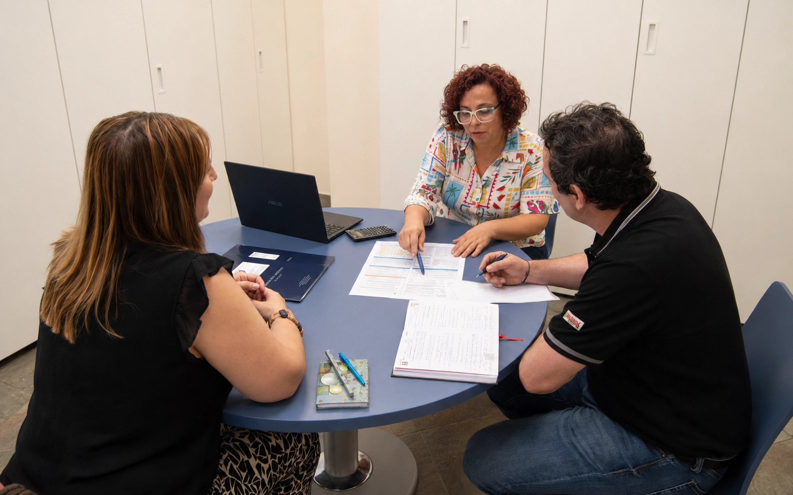 Profesionales revisando la contabilidad de una empresa